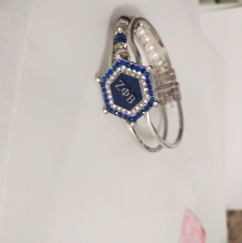4 Bracelets/1 watch - Picture 7 of 9